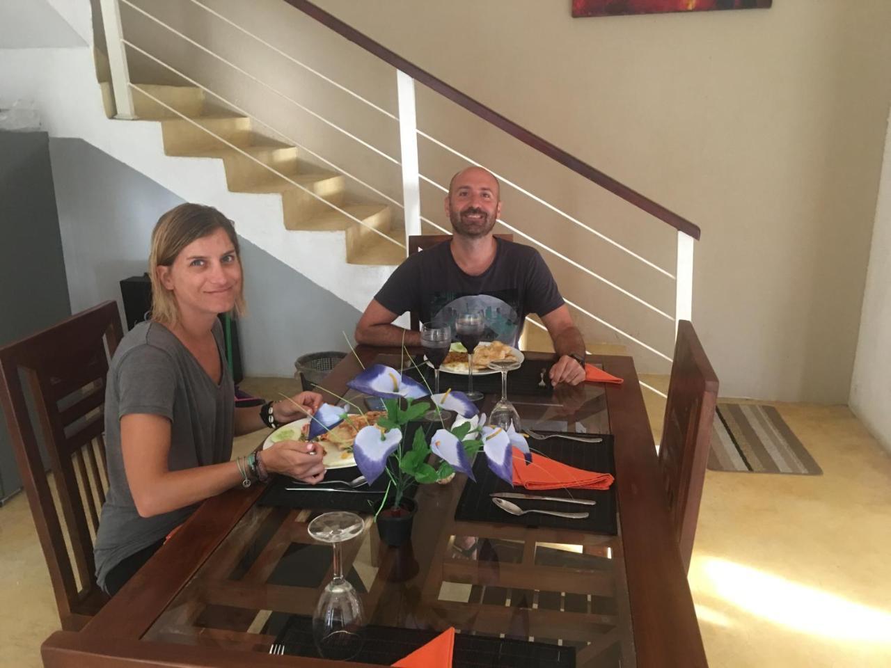 Like Mike Tourist Guest House & Restaurant Негомбо Экстерьер фото
