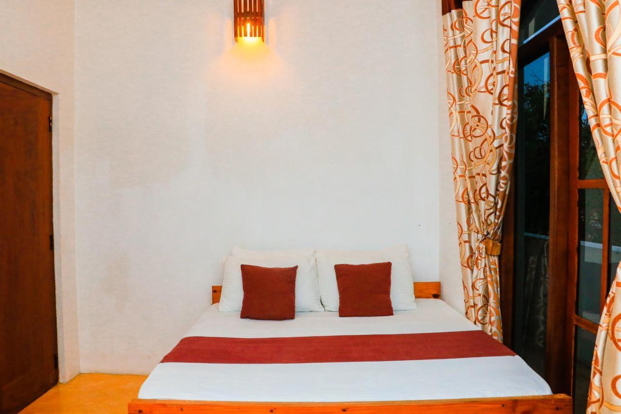 Like Mike Tourist Guest House & Restaurant Негомбо Экстерьер фото