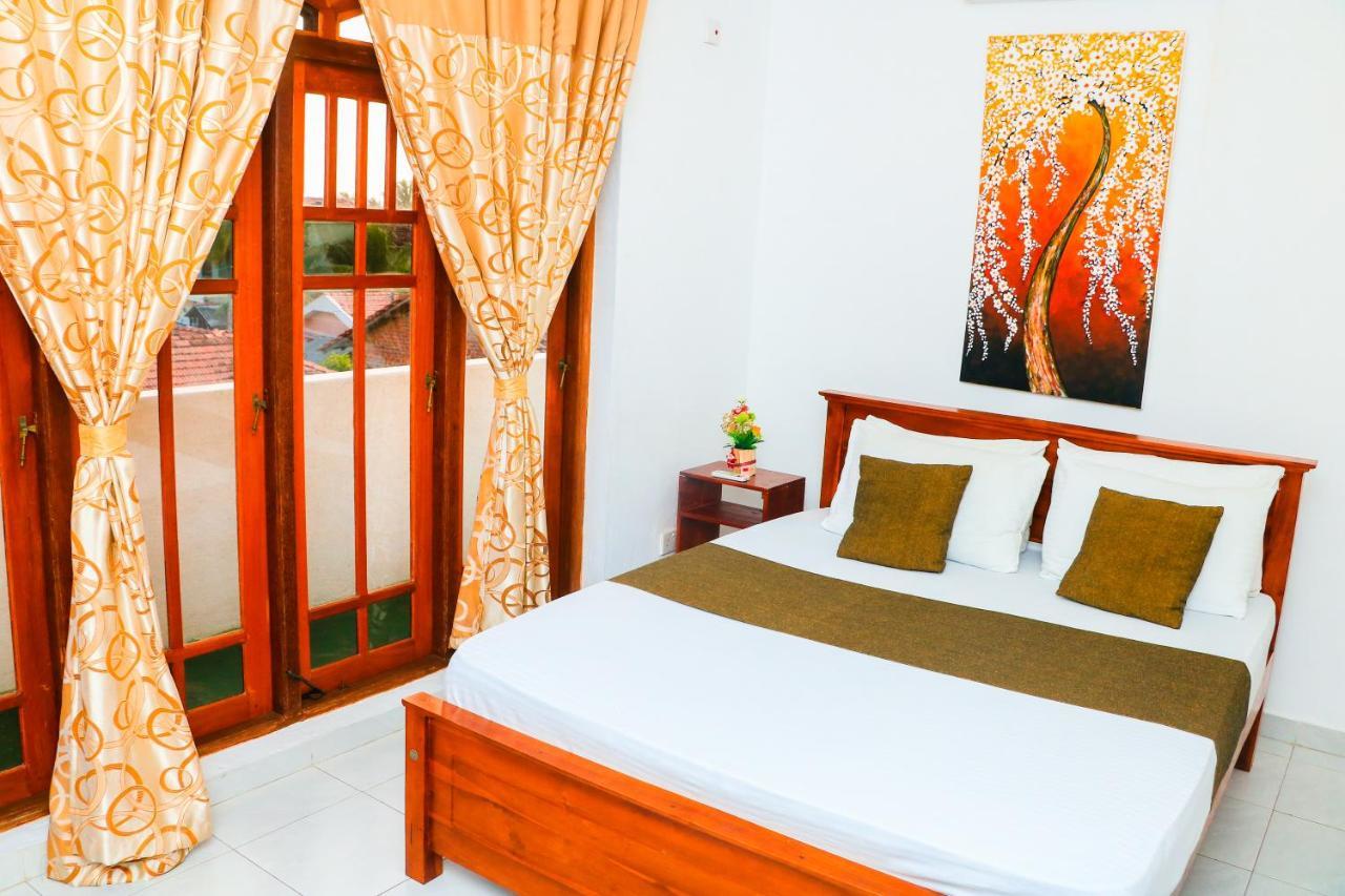 Like Mike Tourist Guest House & Restaurant Негомбо Экстерьер фото