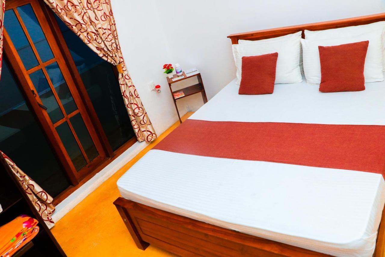 Like Mike Tourist Guest House & Restaurant Негомбо Экстерьер фото