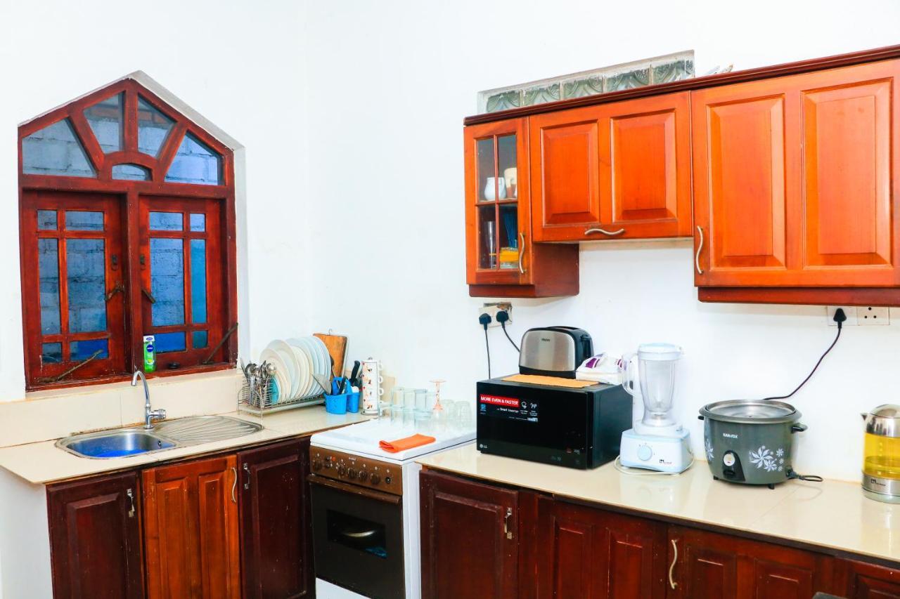 Like Mike Tourist Guest House & Restaurant Негомбо Экстерьер фото