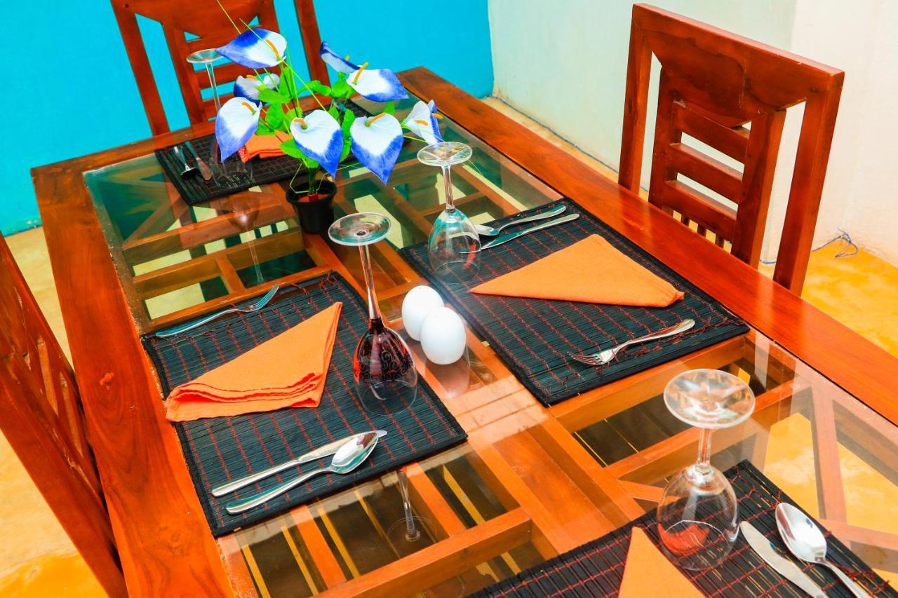Like Mike Tourist Guest House & Restaurant Негомбо Экстерьер фото